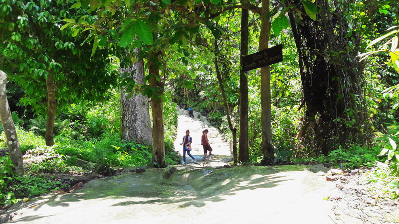 buatong waterfall, buatong sticky waterfall, sticky waterfall, bua tong waterfall