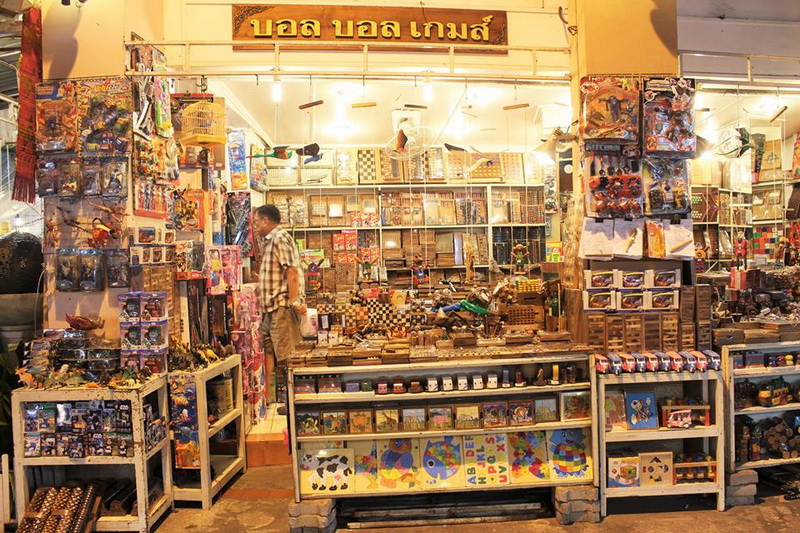 chiang mai night bazaar, chiangmai night bazaar, chiang mai night market, shopping in chiang mai