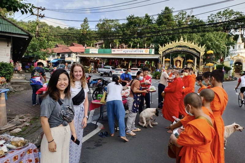 offering food to monks, present food to monks, offering foods to monks, present foods to monk