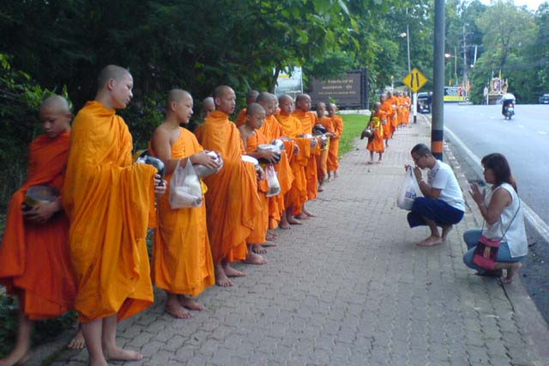 offering food to monks, present food to monks, offering foods to monks, present foods to monk