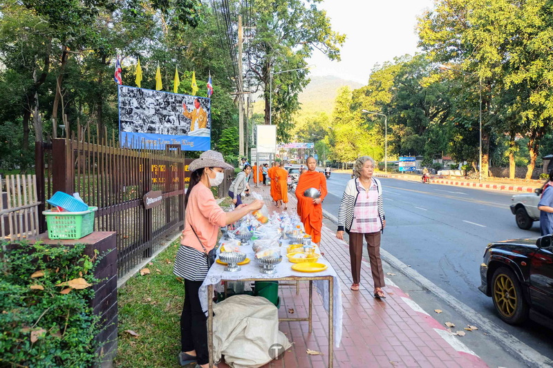 offering food to monks, present food to monks, offering foods to monks, present foods to monk