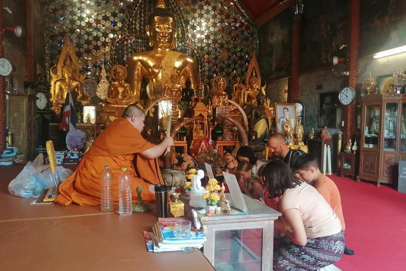 offering food to monks, present food to monks, offering foods to monks, present foods to monk