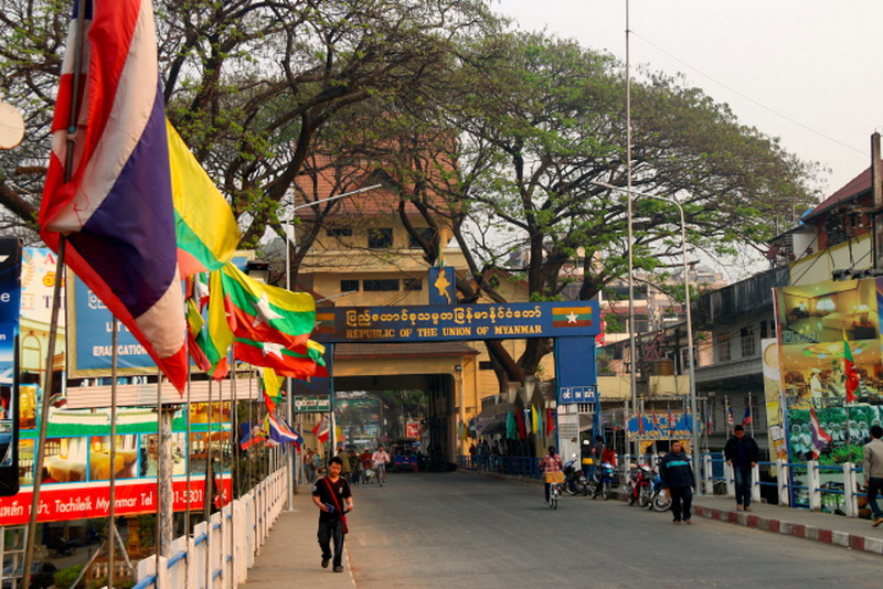 Tachileik Market